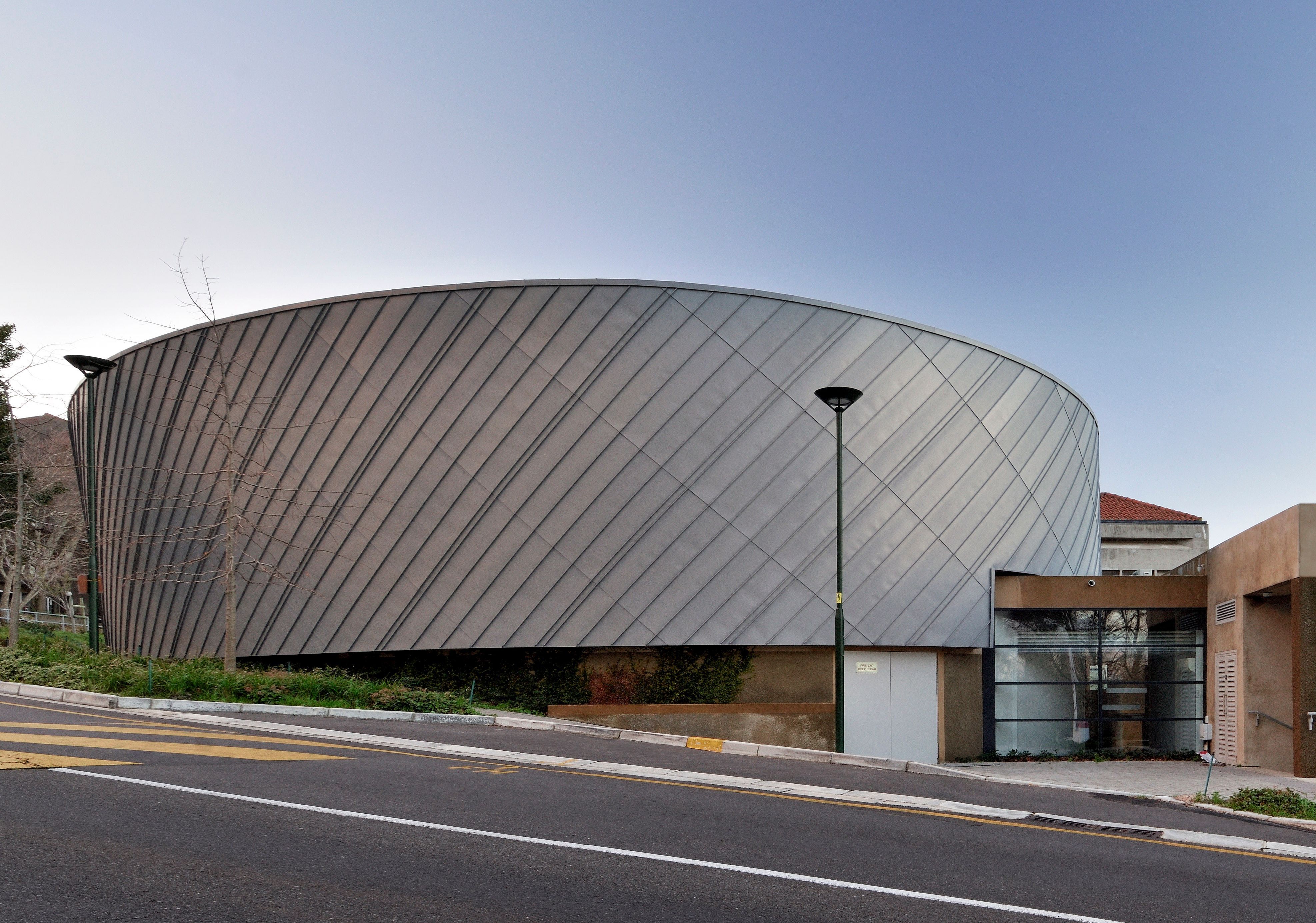 Gerundete Fassade eines Auditoriums mit Winkelstehfalzsystem