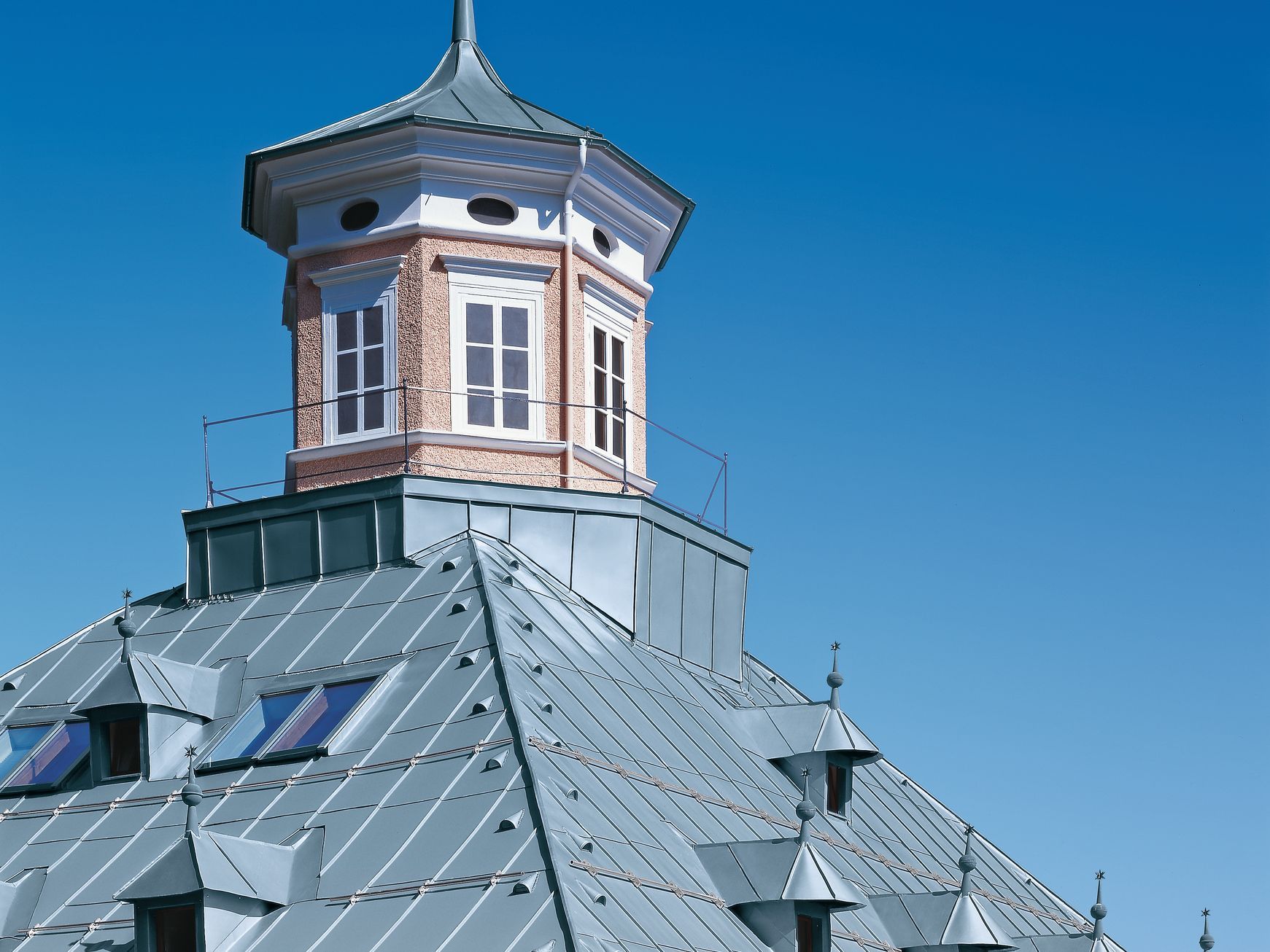 Wohnhaus mit einer Dachdeckung aus Zink in Winkelstehfalztechnik
